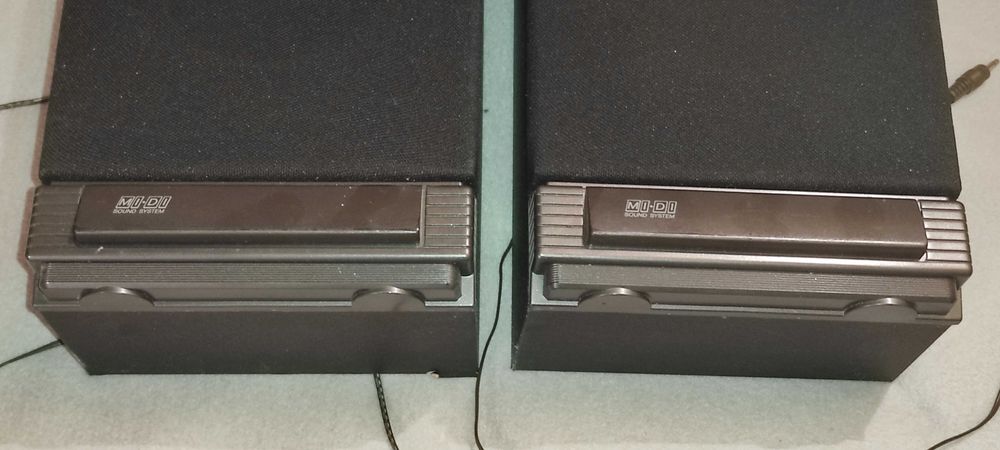 2 BOXE AUDIO - UNIVERSUM 4 Ohm. - inaltime - 30 cm  latime - 18 cm  adincime - 11 cm impecabile  pret 100 ron