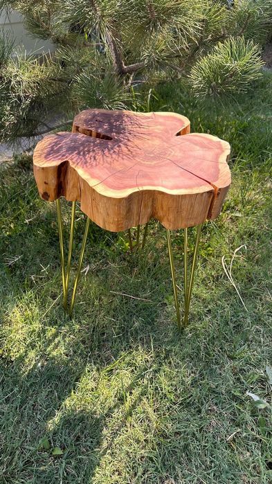 Jurnalniy stolik iz dereva sleb s eboksidnoysmaloy