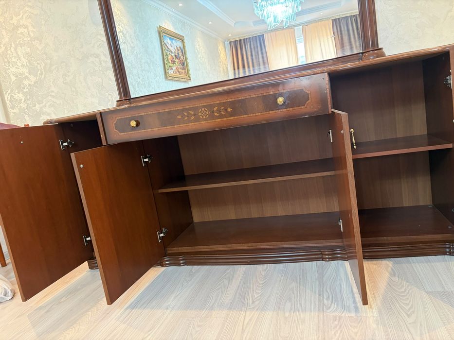 Продам сервант комод с зеркалом для зала