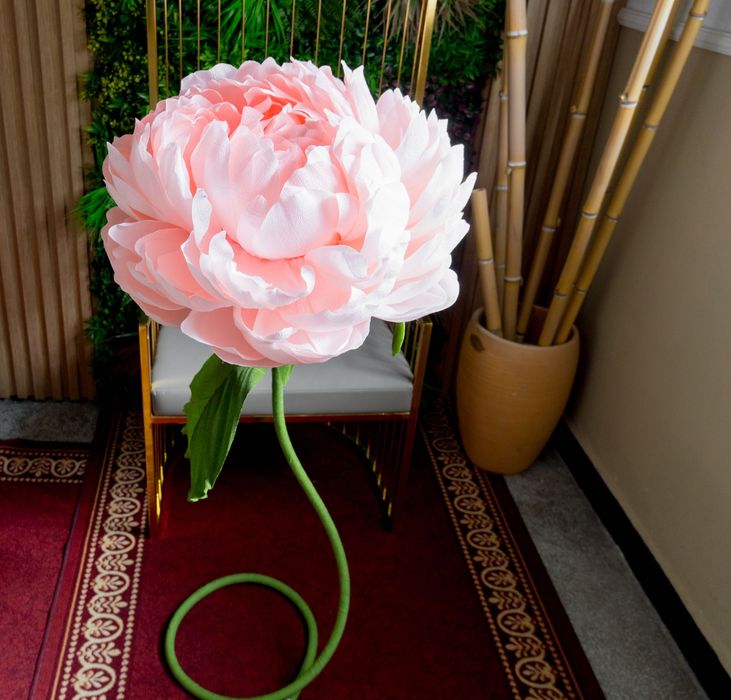 Големи хартиени цветя на стойка, украса за събития, фотосесии, витрини