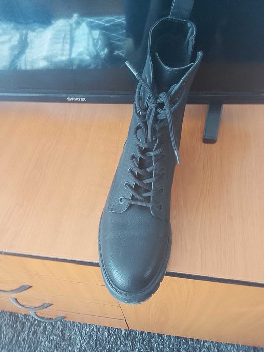 Bocanci de piele mărimea 38 purtați o singură dată