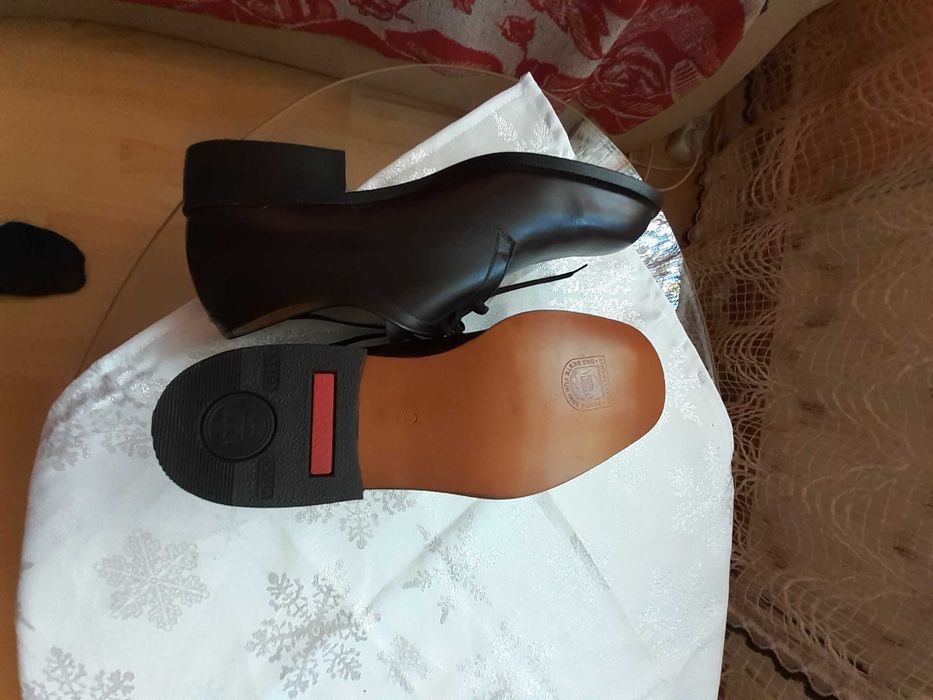 Pantofi  piele naturala.