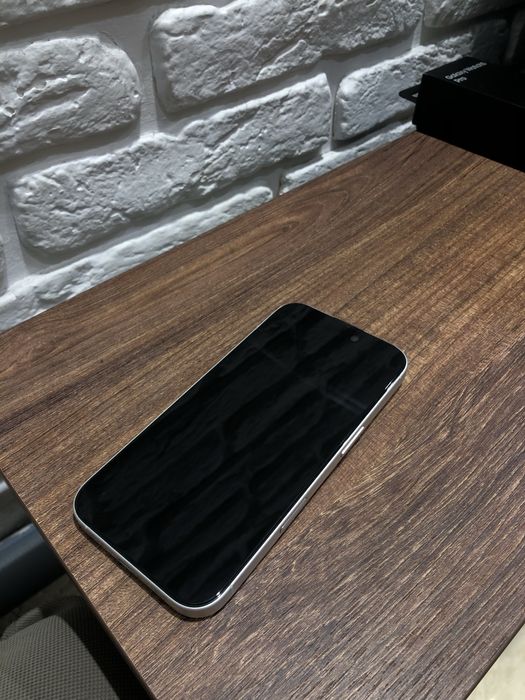 iPhone 16 (white)