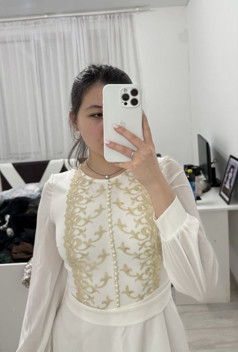 Белое платье с жилеткой