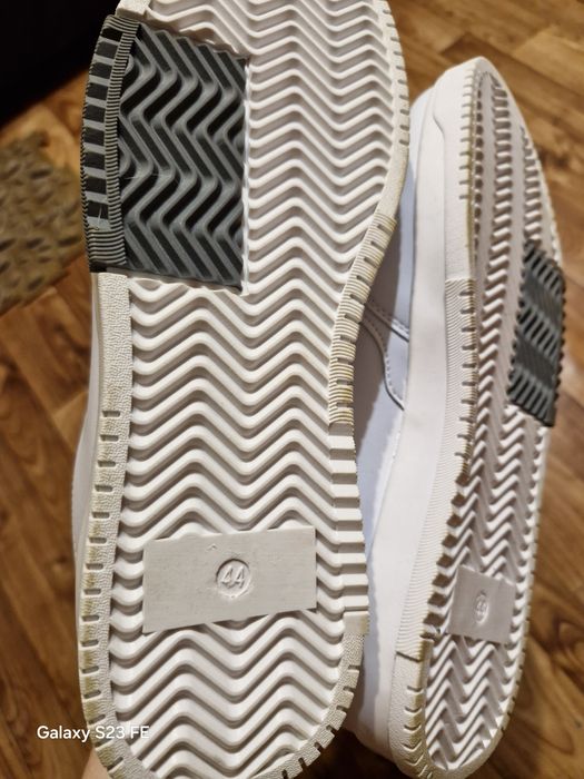 Продам мужские кроссовки