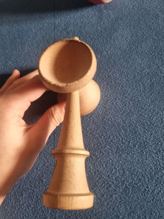 Kendama KROM pop LOL roșie