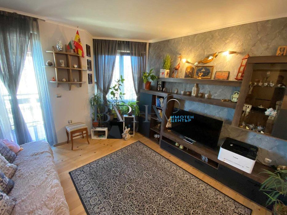 Обзаведена триетажна къща във Виница