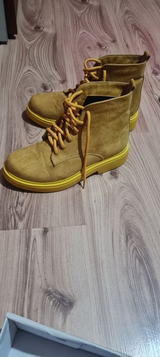 Дамски боти от естествен велур.Носени само веднъж.,чисто нови.