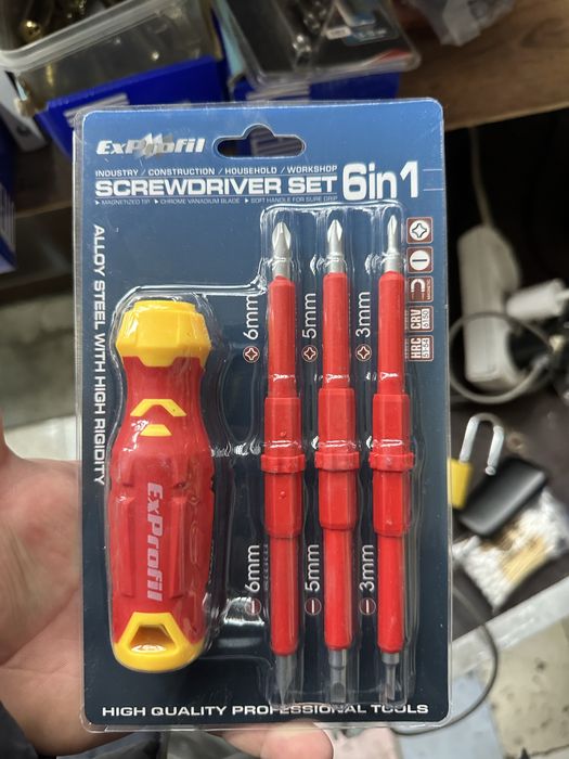 Набор ключ, отвертка.