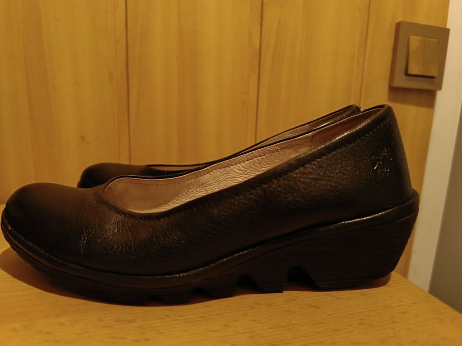 Обувки fly london