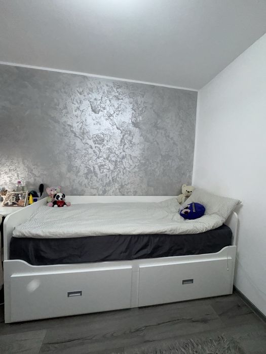 Pat modern cu ladă de depozitare, stare foarte bună.