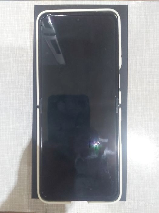 Motorola razr 60  256г б/у в отличном состоянии
