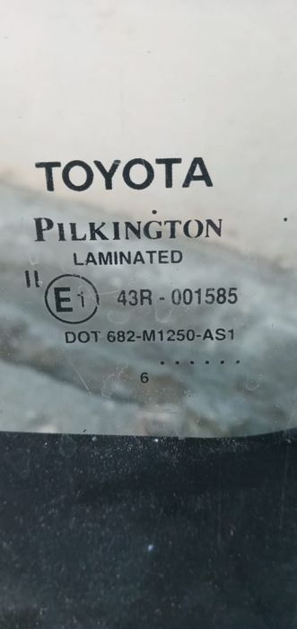 Продам лобовое стекло Toyota corolla 120 кузов