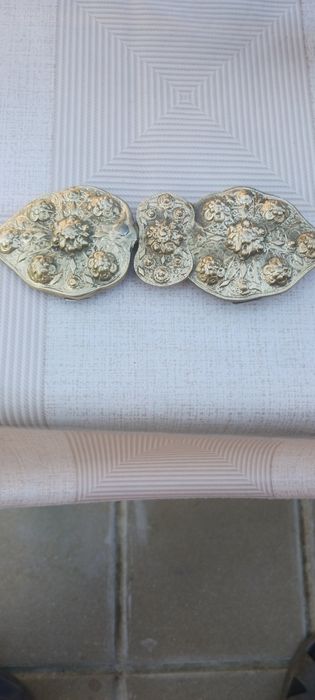 Големи бронзови пафти и бронзова мелничка