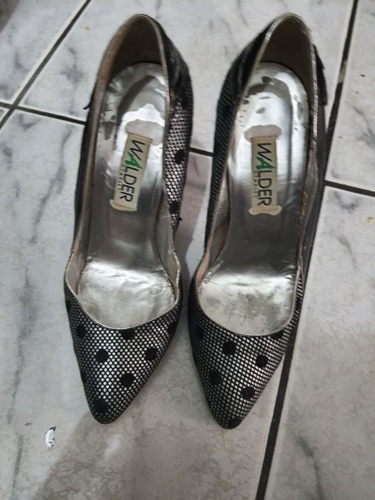 Маркови сребристи обувки на точки