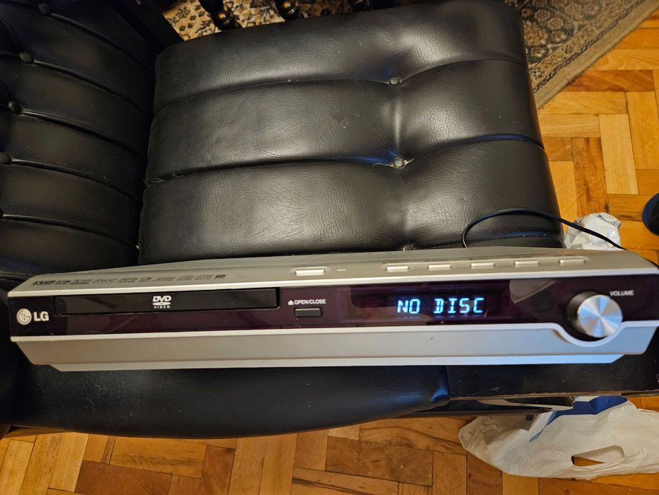 DVD  плеъри Elite PV-371X  и LG LH-T250SC