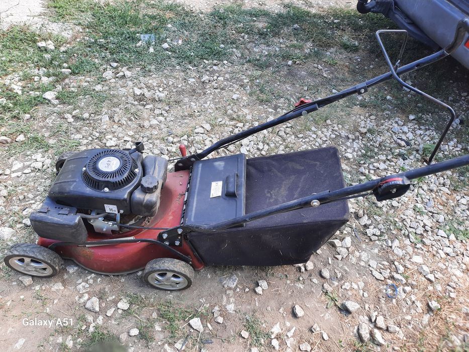 Бензинова косачка за трева.