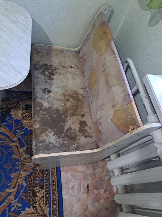 Продам стол и диванчик к нему