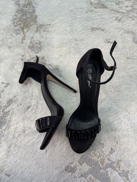 Сандали на ток