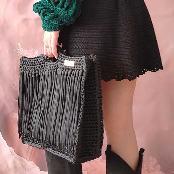 Черна ръчно плетена чанта с ресни – за плаж или ежедневие