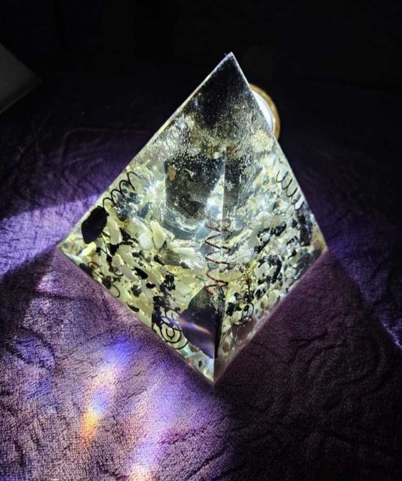 Piramida orgon yng yang 16,5x 16 handmade