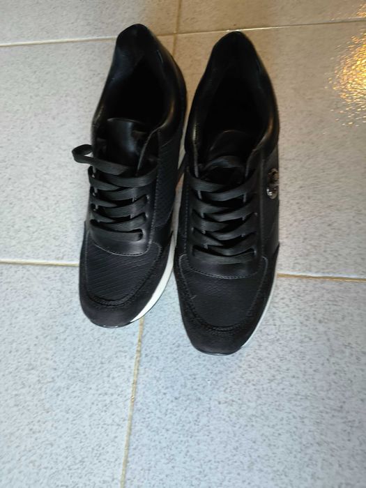 Дамски спортни обувки