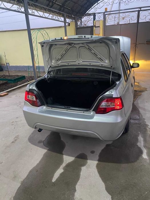 Автомобиль daewoo nexia