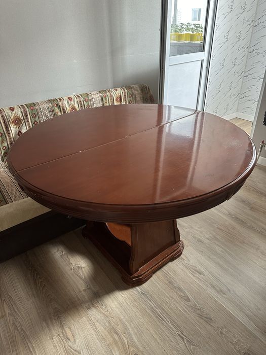 Продам стол дерево прочный