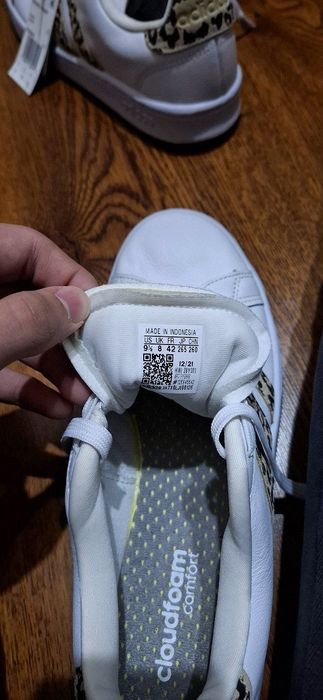 Оригинальная пара кроссовок ADIDAS.