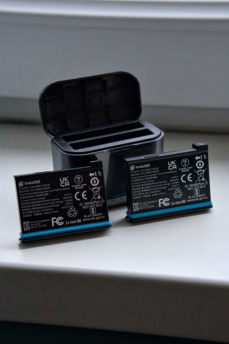 Экшен камера Insta360 X3 с дополнительными батарейками