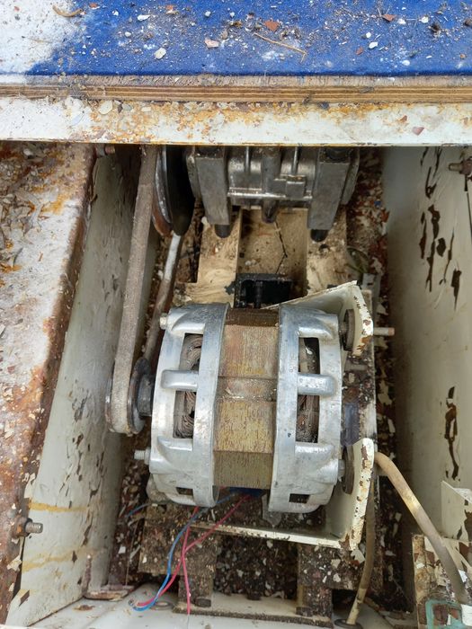 Продам универсальный электродвигатель с редуктором.