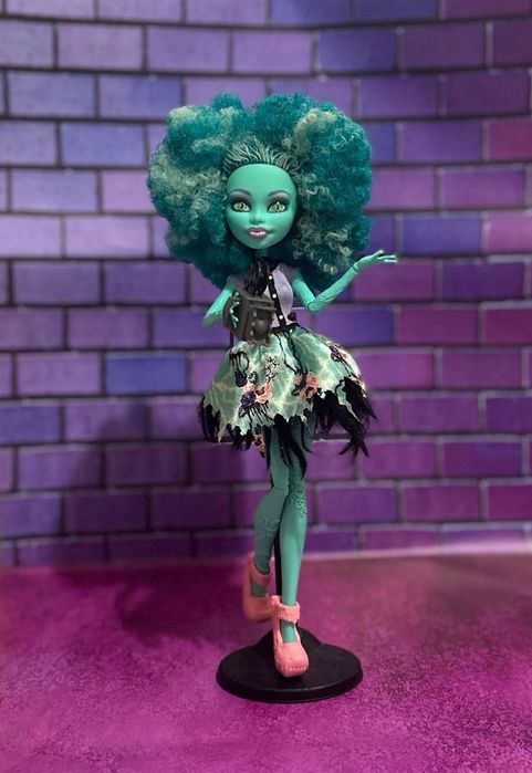 papusa monster high Honey Swamp