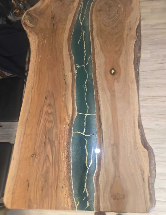 Masă de living unicat – lemn de nuc + rășină epoxidică