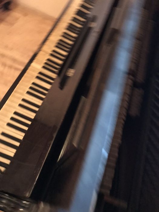 Vând pianina in stare bună