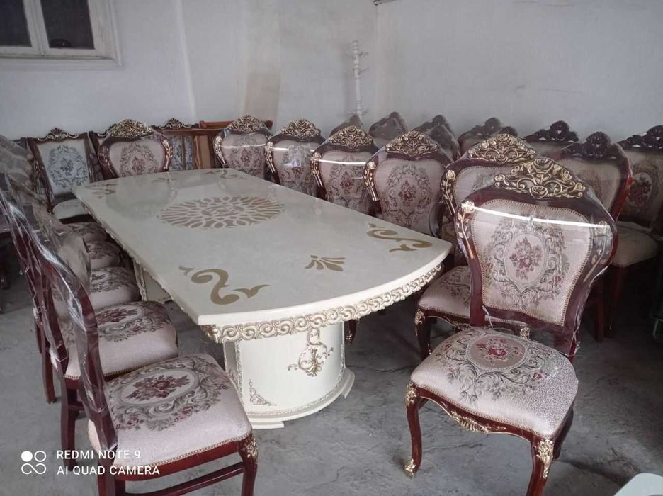 У меня есть друг человек который делает мебель новой.