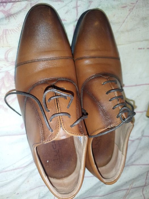 Vând pantofi purtați o data