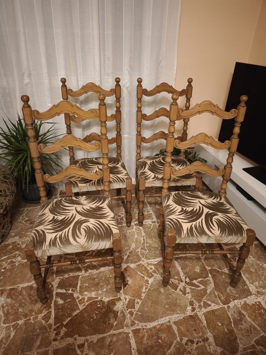 Scaune și mese din lemn masiv Italia