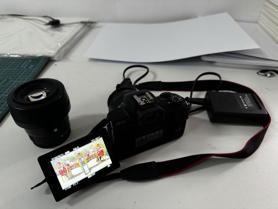 Продам canon m50 + объектив 30мм 1,4