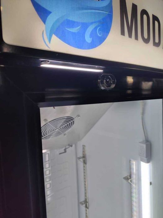 Vitrină Slim MODACO 190 cm R290 LED