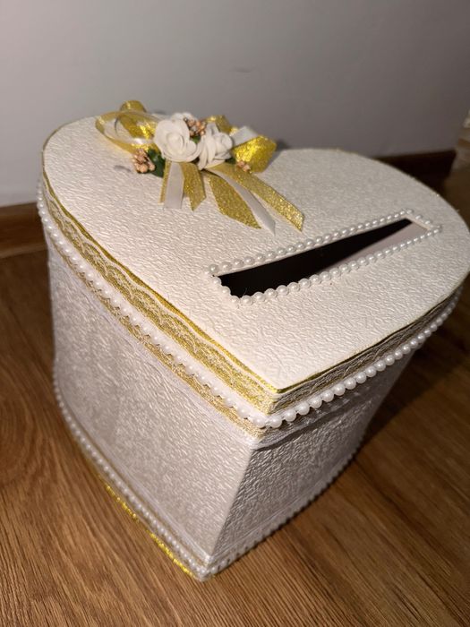 Кутия за пари и кошница за бонбони