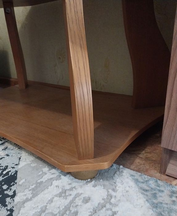 Журнальный стол из натурального дерева