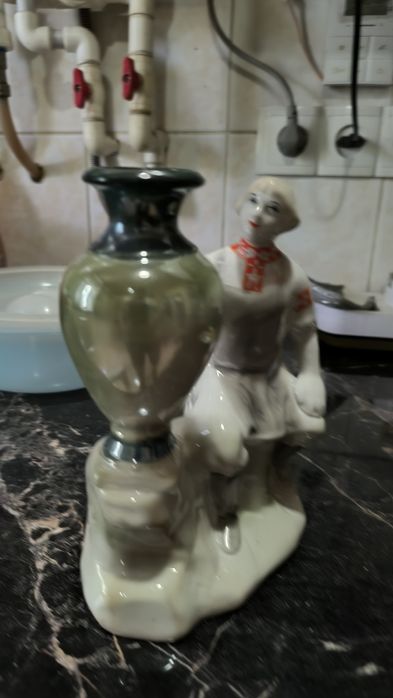 Фарфоровая статуэтка.