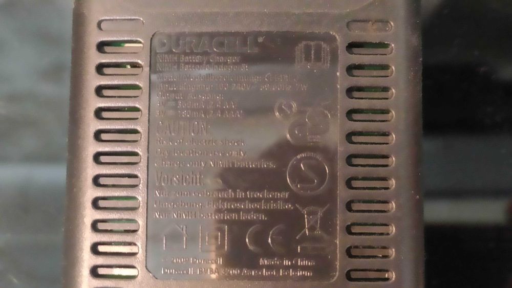 Duracell (model: CEF14EU) - зарядное устройство