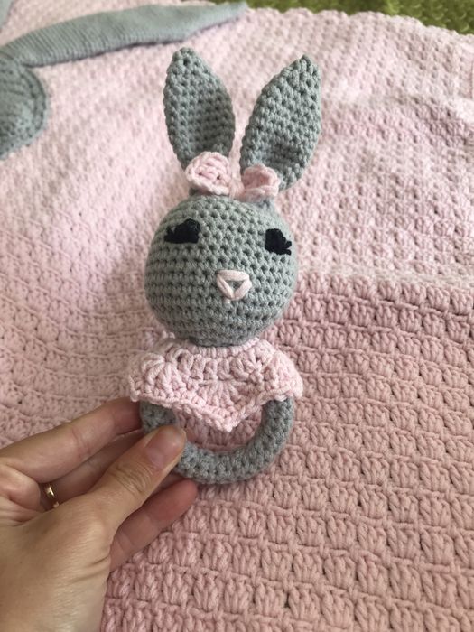 Бебешка дрънкалка - ръчно изплетена