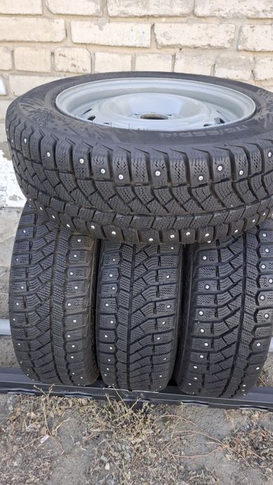Продам   комплект  зимних  шин  на дисках  R14