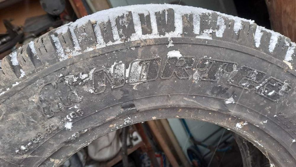 Продам комплект резины на Ниву