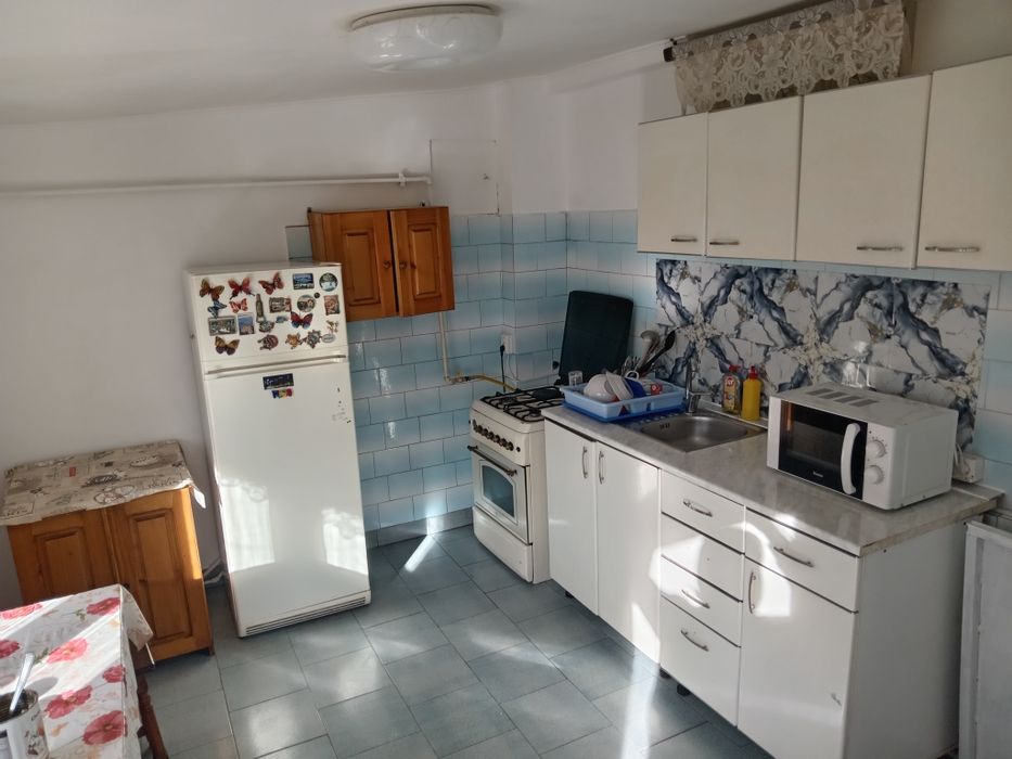 Casa de închiriat la Cornu, 2 sau 3 camere, central