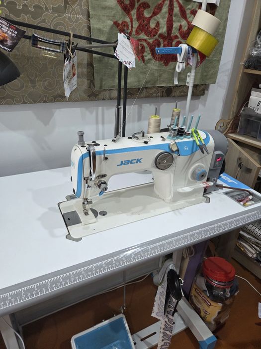 Продам шв.машину Jack F4