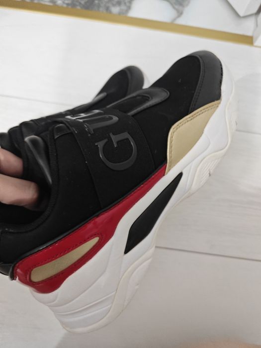 Продам кроссовки,, GUESS,,