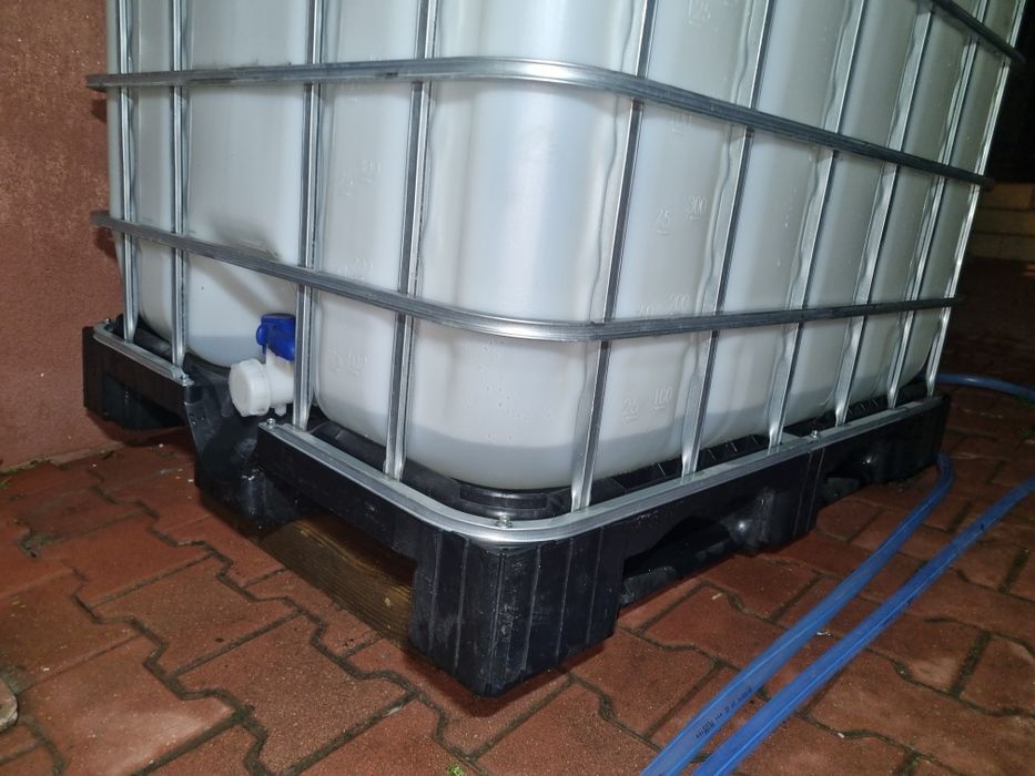 Vând bazine IBC de 1000 litri cu protectie si palet plastic dedesupt
